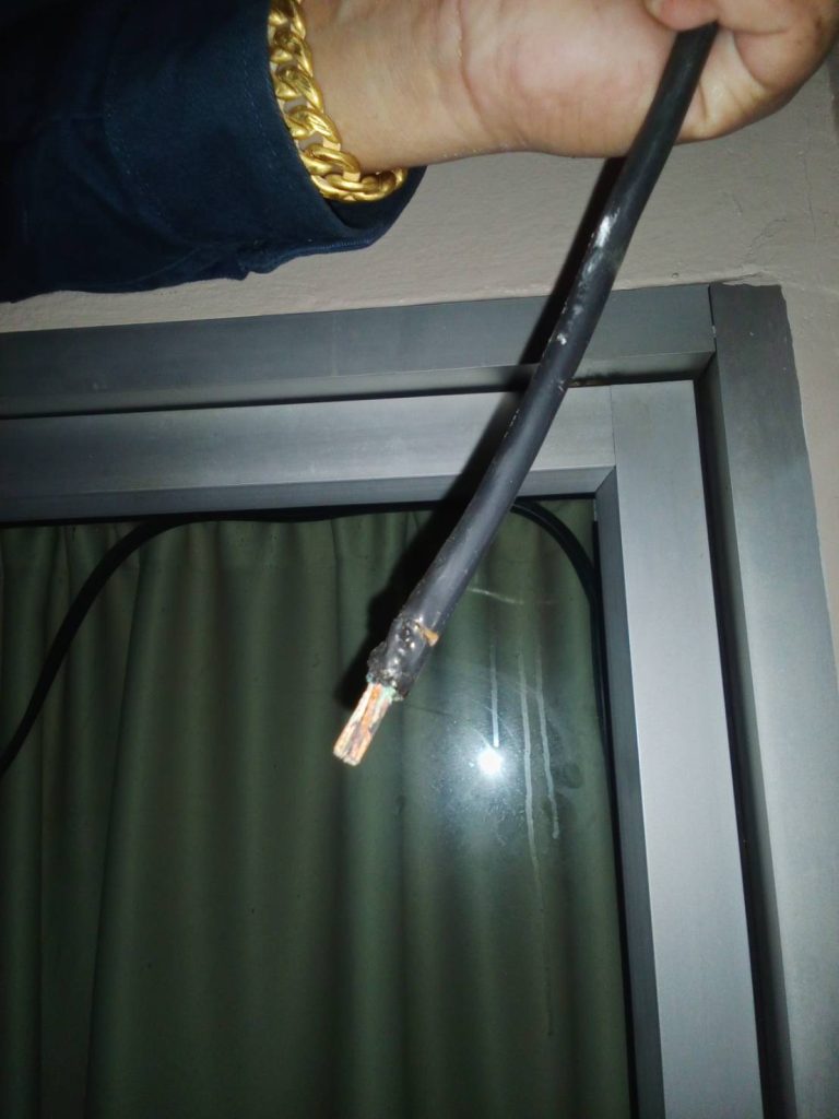 สายไฟที่ฉนวนหุ้มละลาย