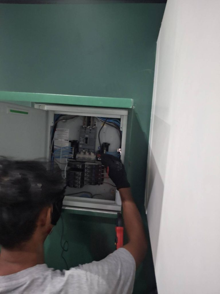 ซ่อมไฟหน้าตู้