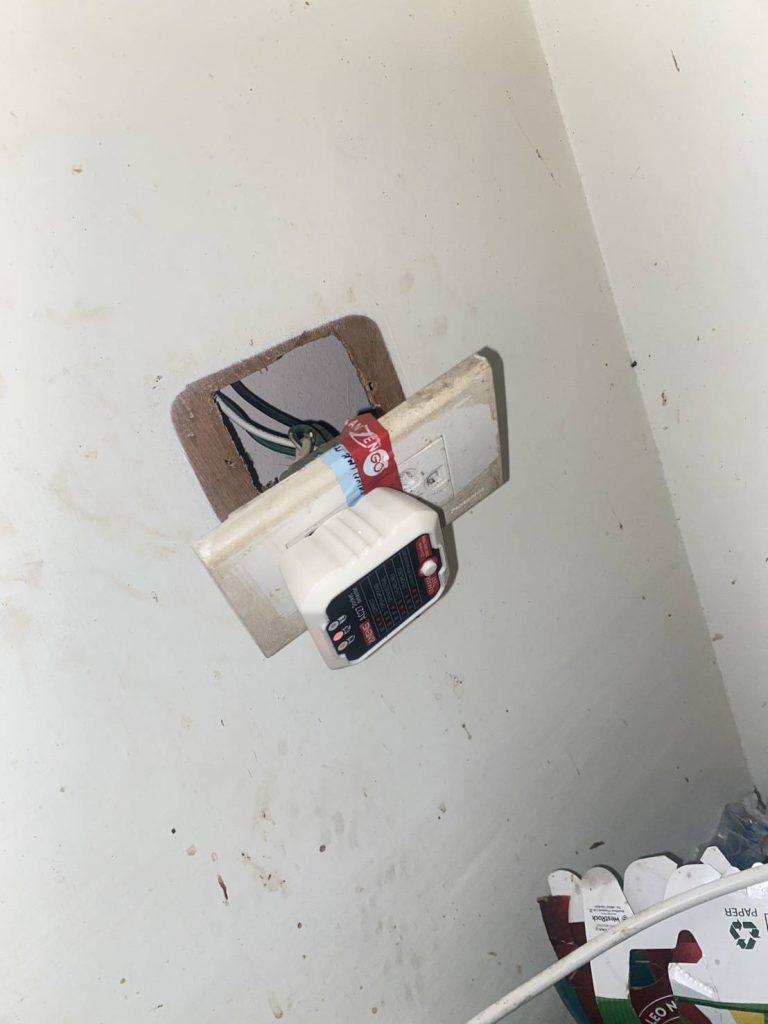 ตรวจเช็กปลั๊กไฟ