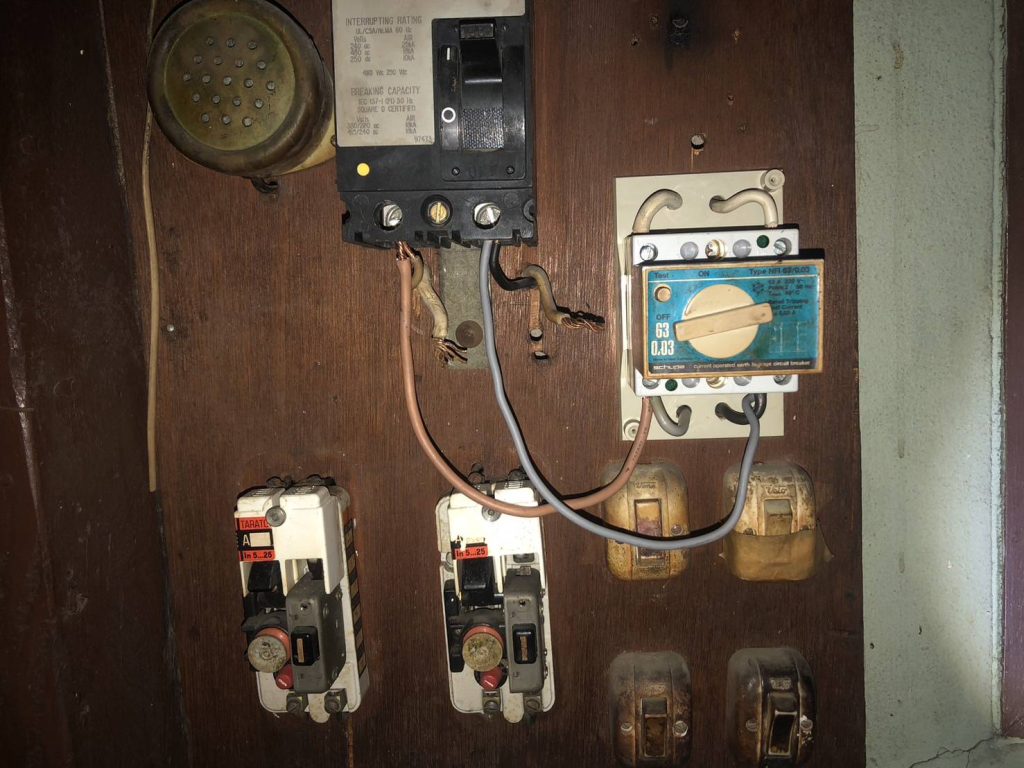 แผงควบคุมไฟฟ้า