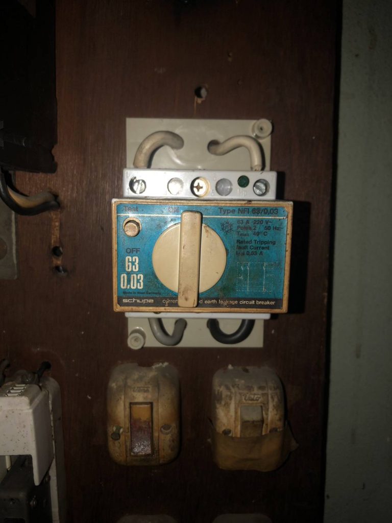 เครื่องตัดไฟรั่วรุ่นเก่า