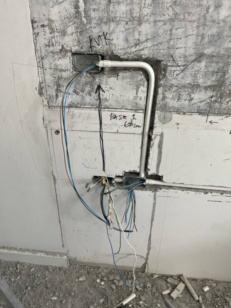 กรีดผนังฝังท่อสายไฟ