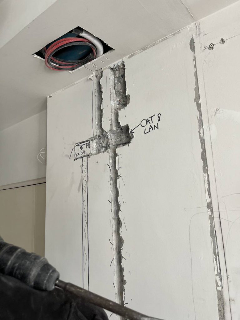 กรีดผนังเตรียมฝังท่อสายไฟ