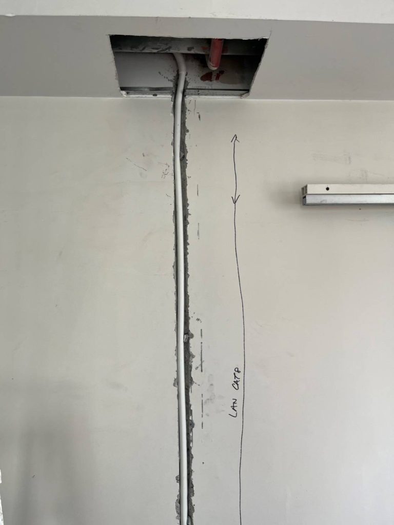 กรีดผนังฝังท่อสายไฟ