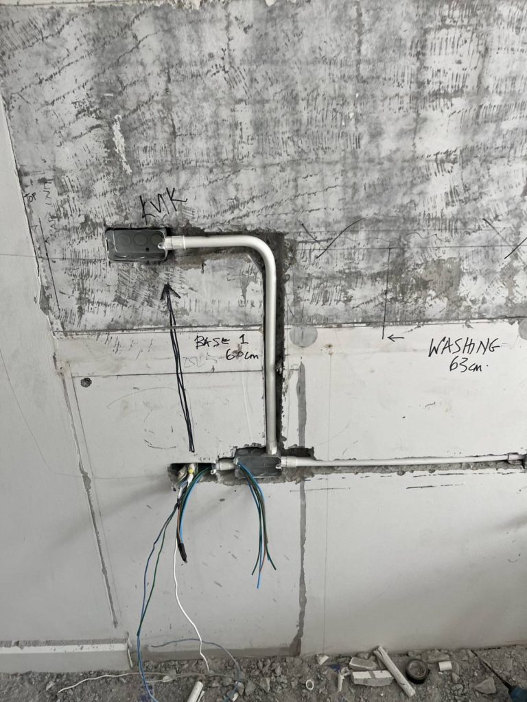 กรีดผนังฝังท่อสายไฟ