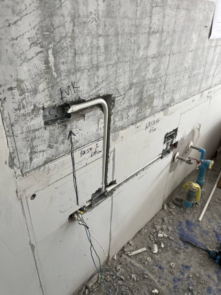 กรีดผนังฝังท่อสายไฟ