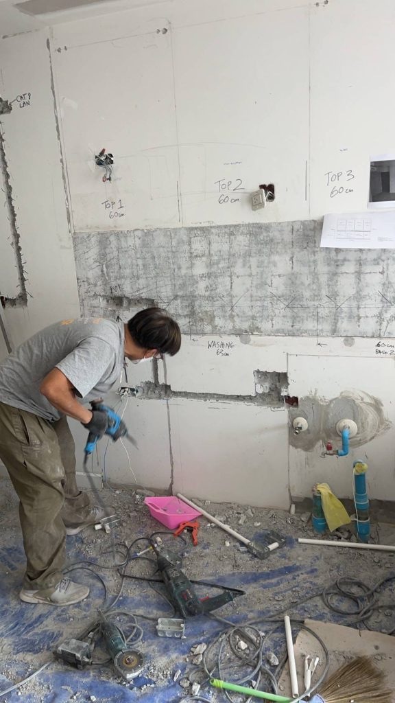 กรีดผนังฝังท่อสายไฟ