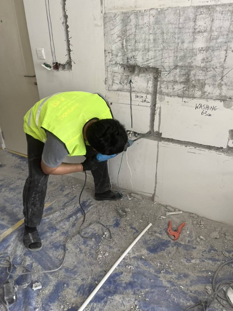 กรีดผนังฝังท่อสายไฟ