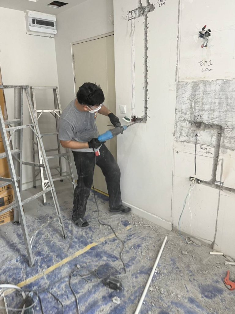 กรีดผนังฝังท่อสายไฟ