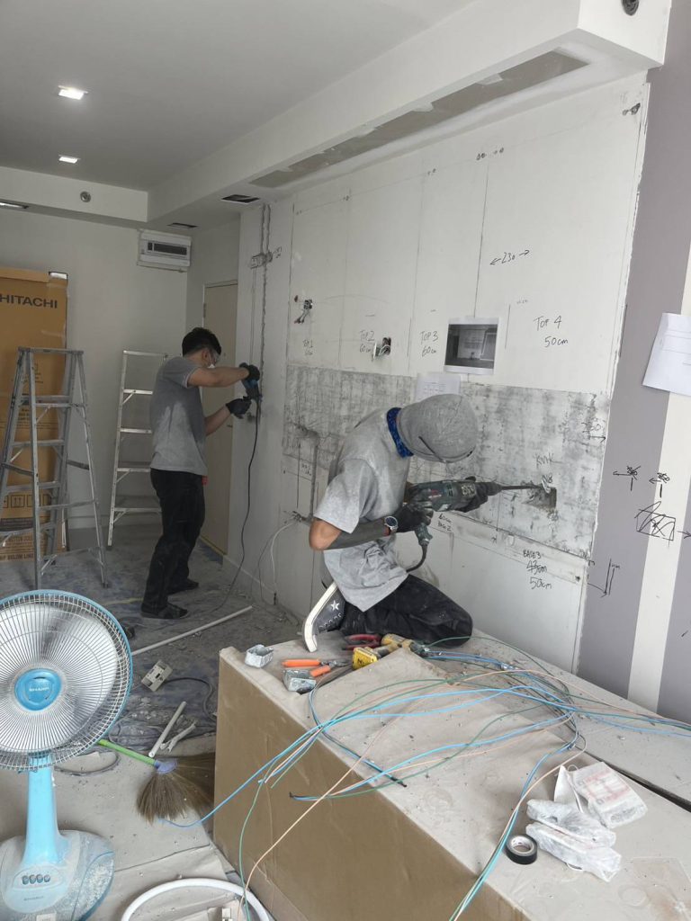 กรีดผนังฝังท่อสายไฟ