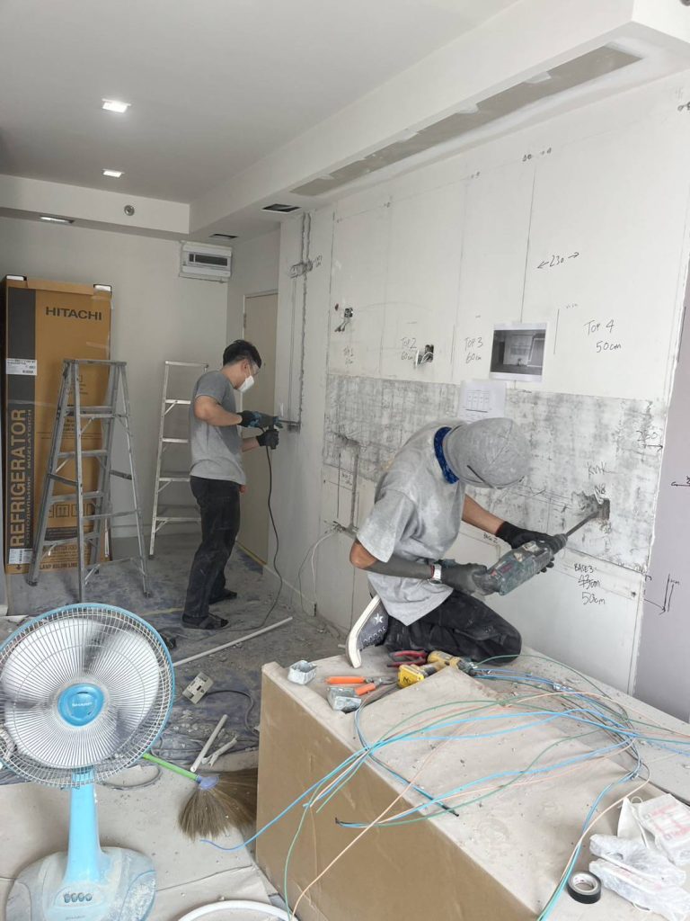 กรีดผนังฝังท่อสายไฟ