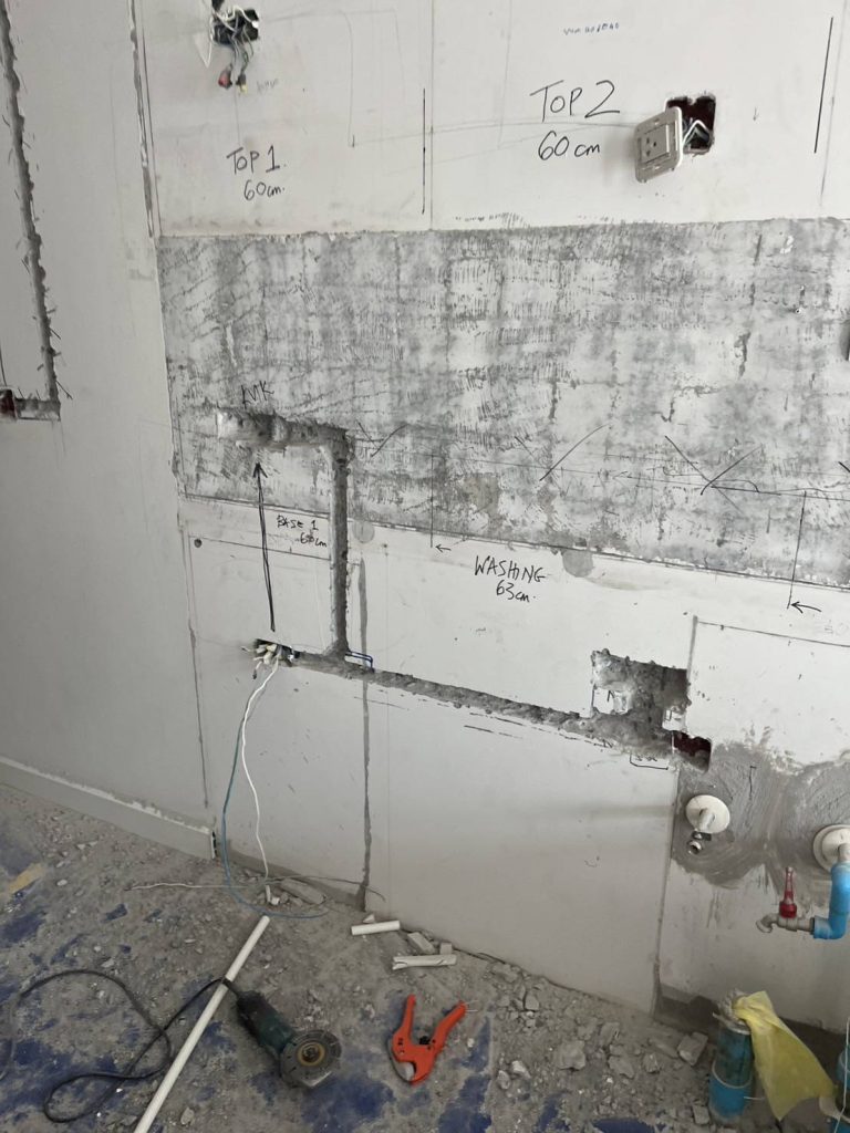 กรีดผนังฝังระบบไฟ