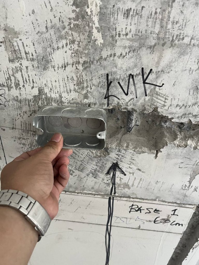 กรีดผนังฝังระบบไฟ