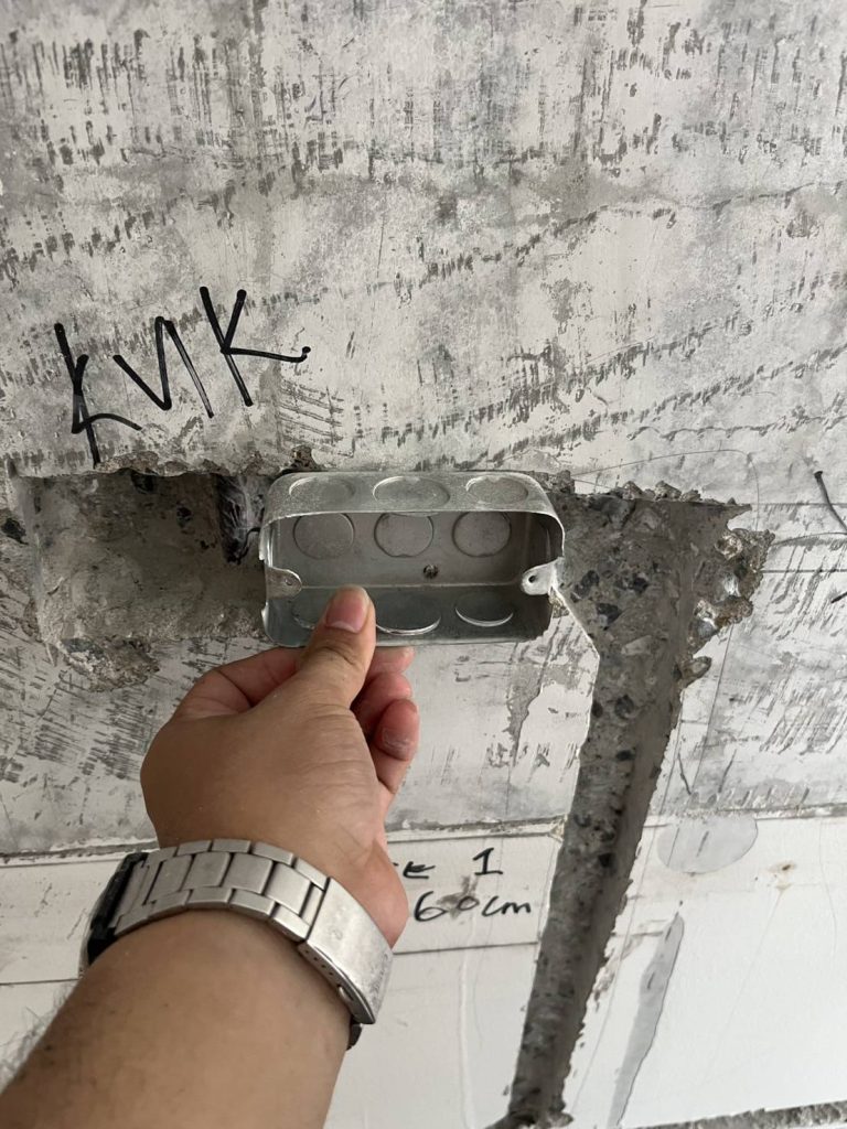 กรีดผนังฝังระบบไฟ