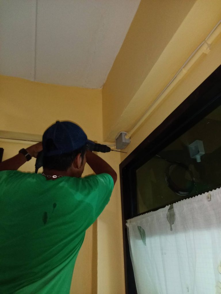 เจาะกำแพงเตรียมติดตั้ง