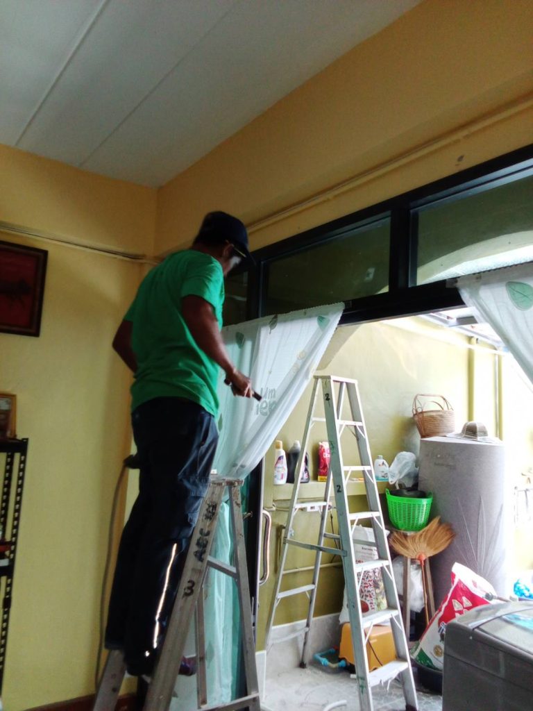 ปีนบันไดดูจุดติดตั้ง