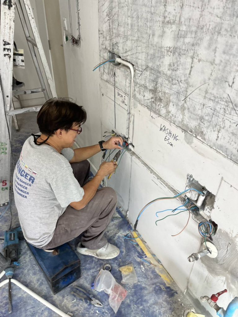 กรีดผนังฝังสายไฟ