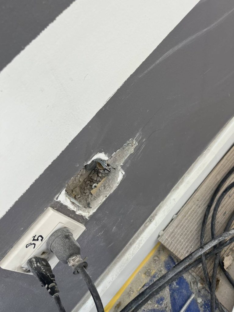 เจาะผนังติดตั้งปลั๊ก