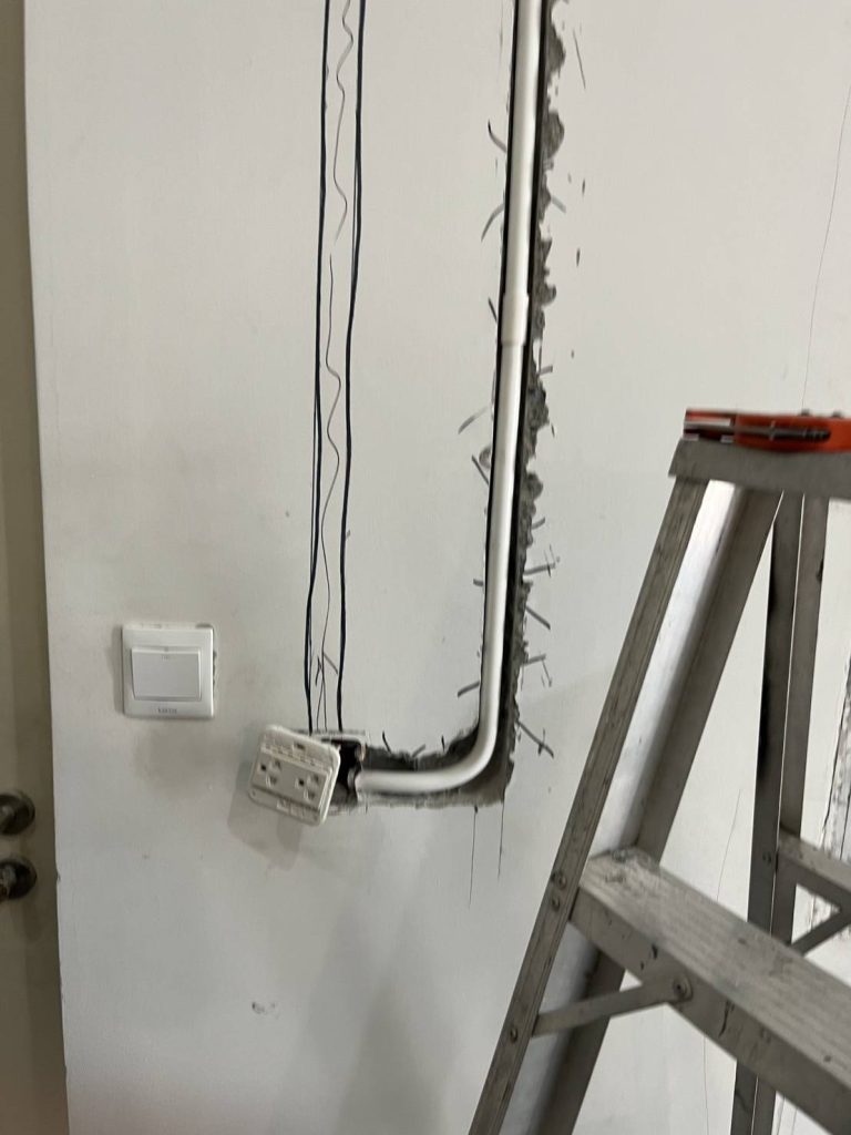 กรีดผนังฝังท่อสายไฟ