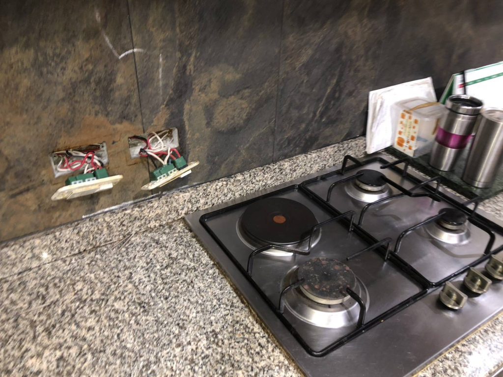 รื้อปลั๊กเช็กสายไฟ