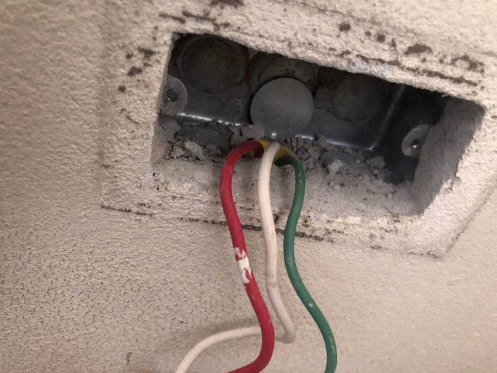 รื้อปลั๊กเช็กสายไฟ