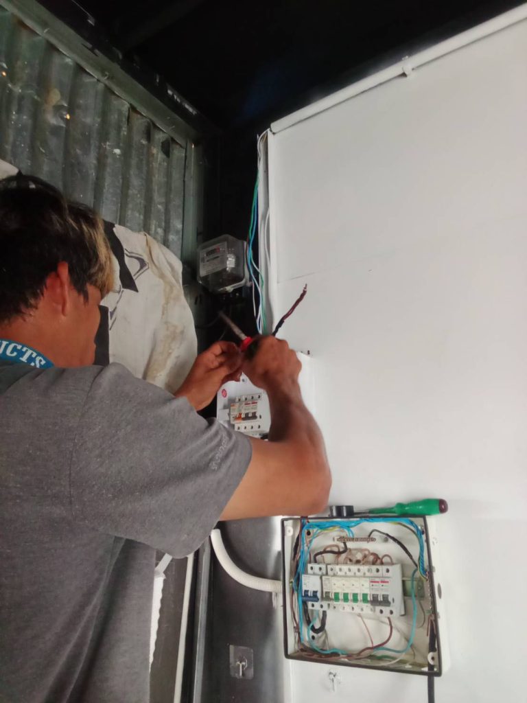 ซ่อมไฟหน้าตู้