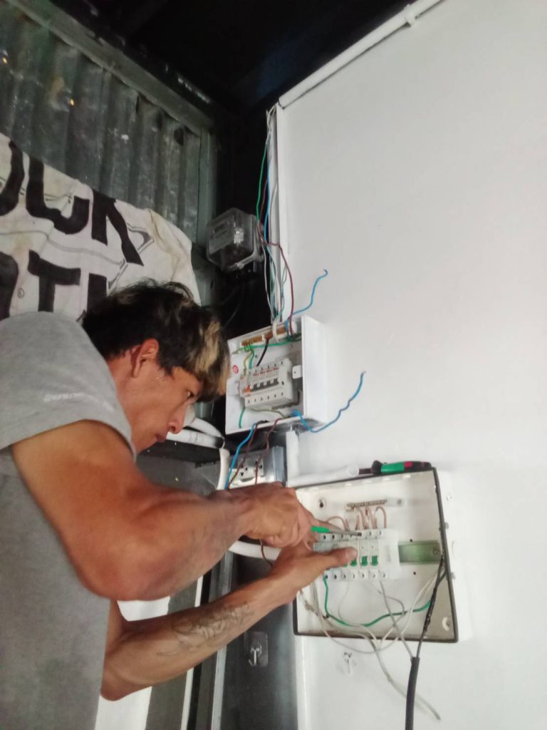 ซ่อมไฟหน้าตู้