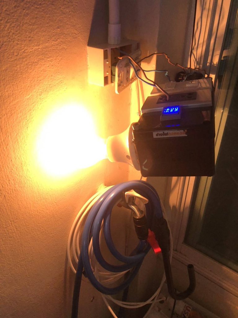 ช่างไฟฟ้าตรวจหาจุดไฟรั่ว