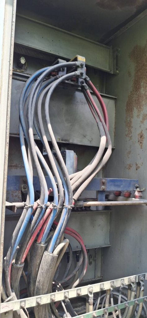 สายไฟในตู้เมนไฟฟ้าหม้อแปลงแรงสูง