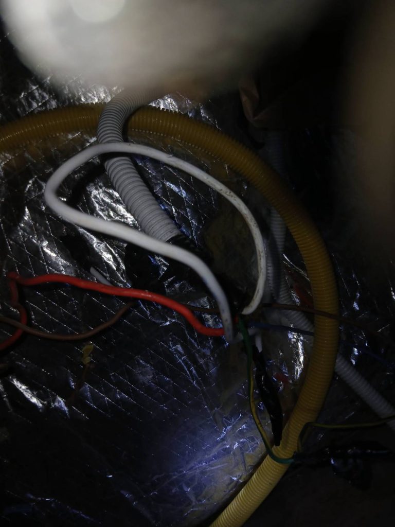 ตรวจเช็กจุดต่อสายไฟบนฝ้า