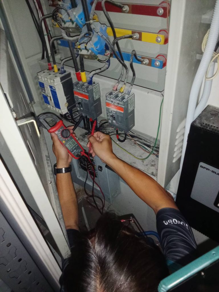 ซ่อมไฟตู้เมน