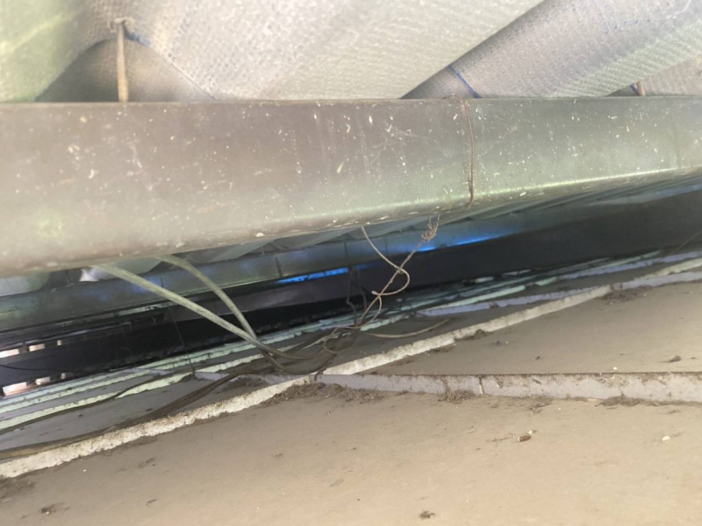 สายไฟบนฝ้า