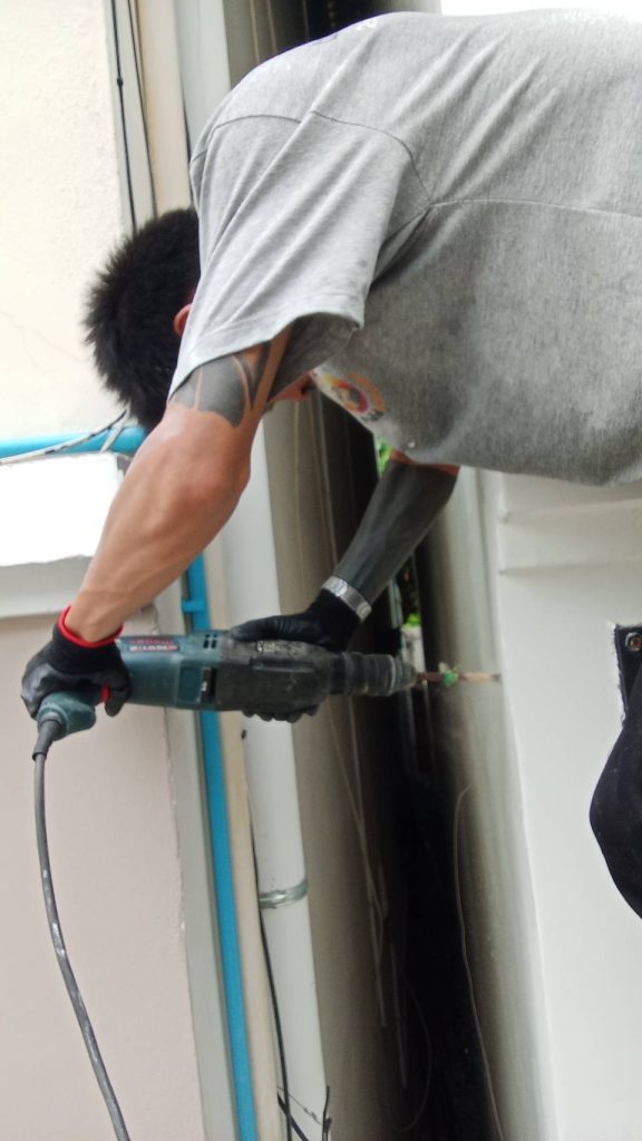 เจาะผนังติดตั้งระบบไฟ