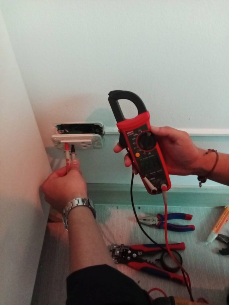 เช็กปลั๊กไฟ