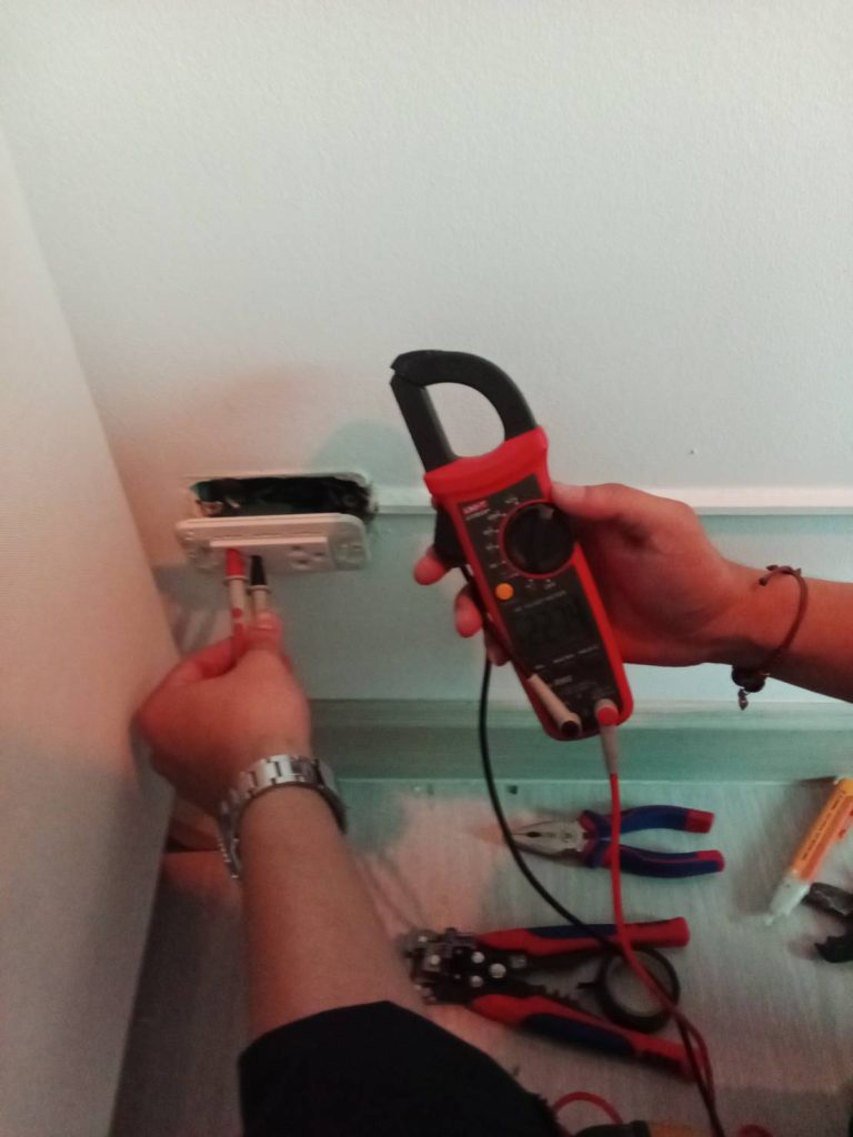 เช็กปลั๊กไฟ