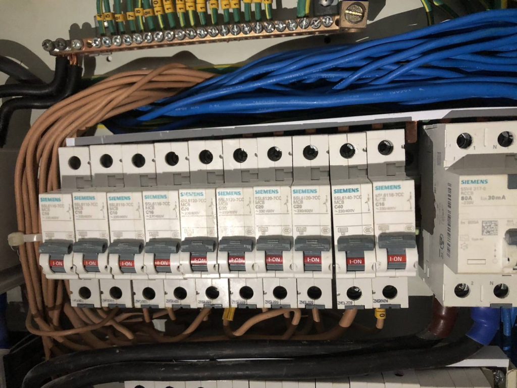 ตู้คอนซูมเมอร์