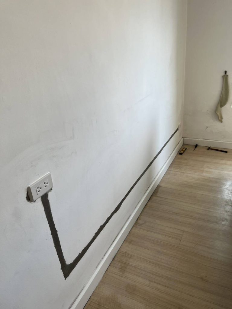 กรีดผนังฝังสายไฟ