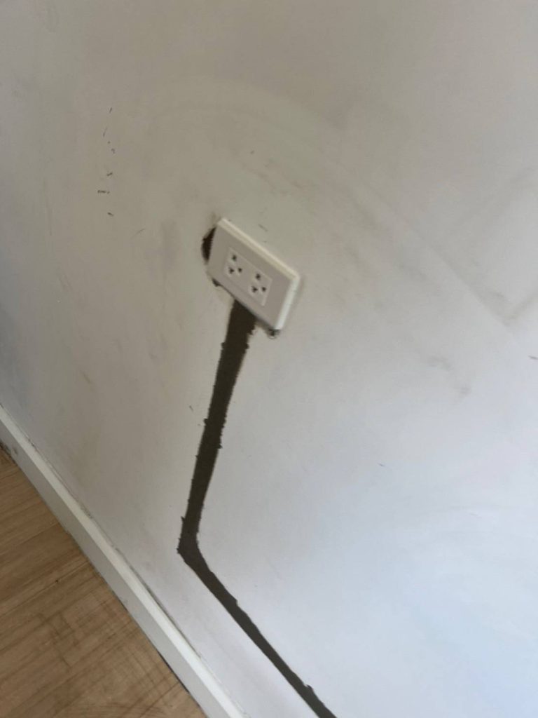 กรีดผนังฝังสายไฟ