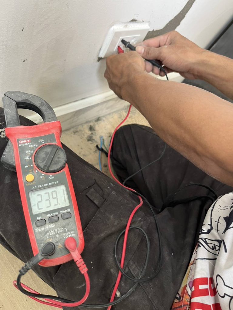 วัดไฟปลั๊ก