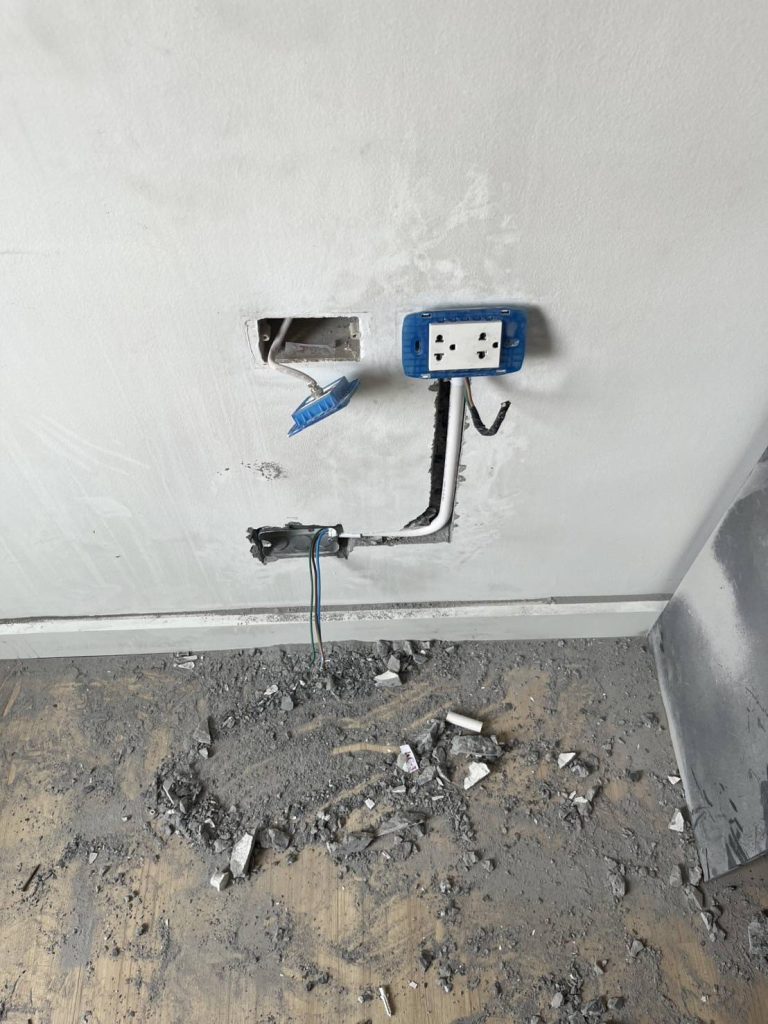 กรีดผนังฝังสายไฟ