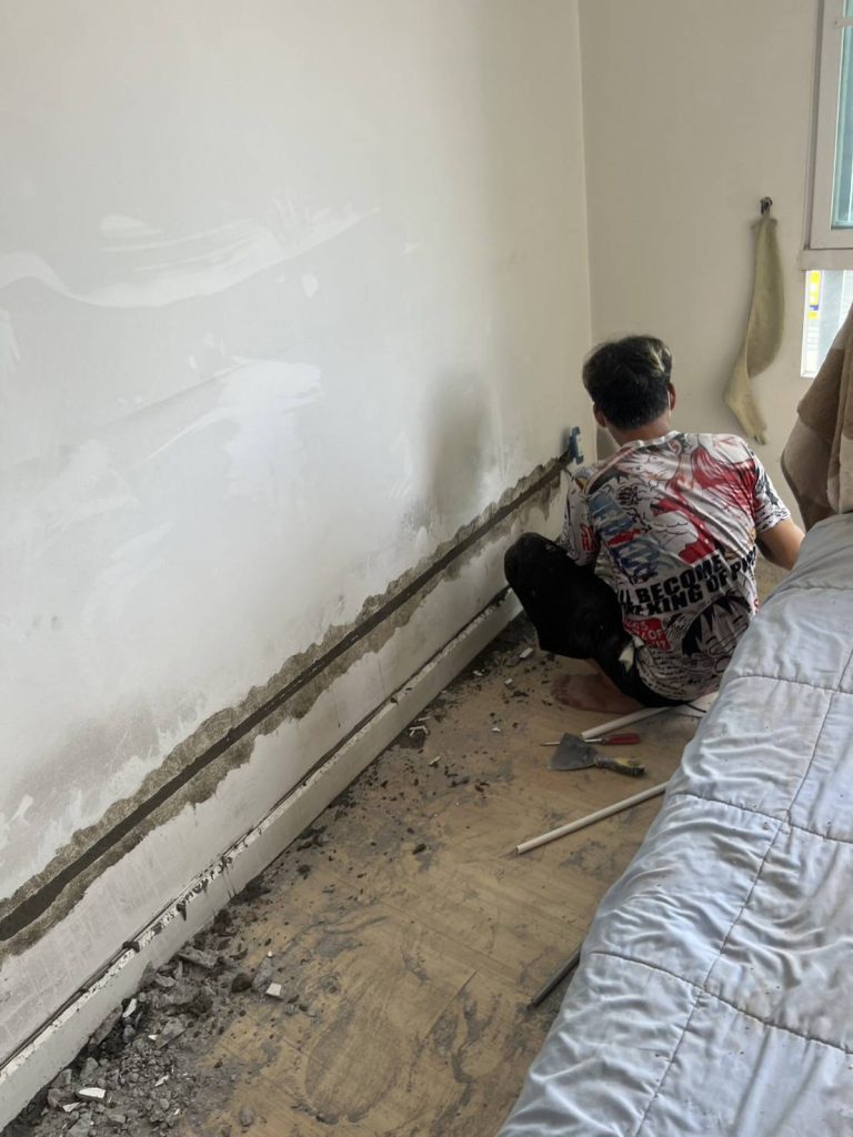 กรีดผนังฝังสายไฟ