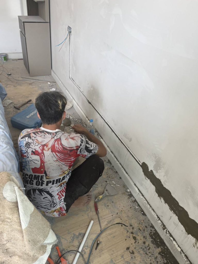 กรีดผนังฝังสายไฟ