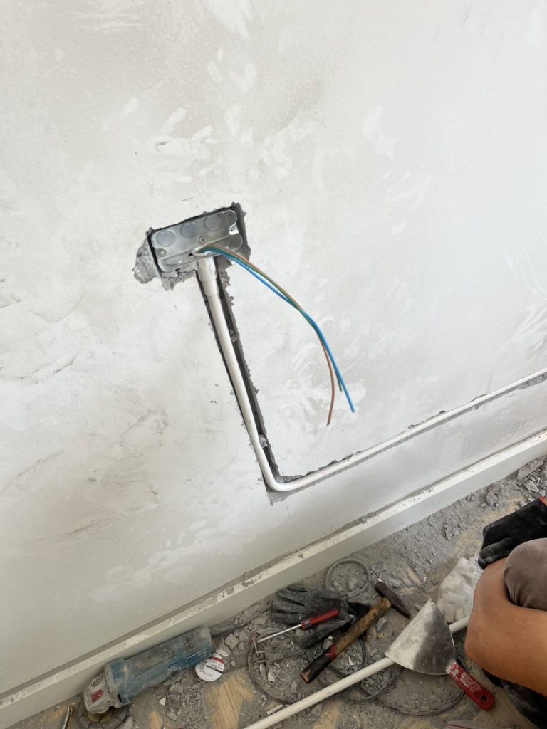 กรีดปูนฝังท่อสายไฟ