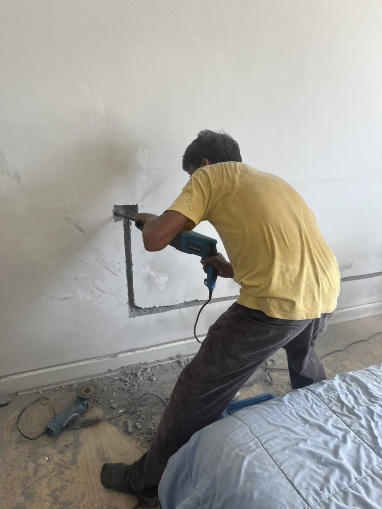 กรีดปูนฝังท่อสายไฟ