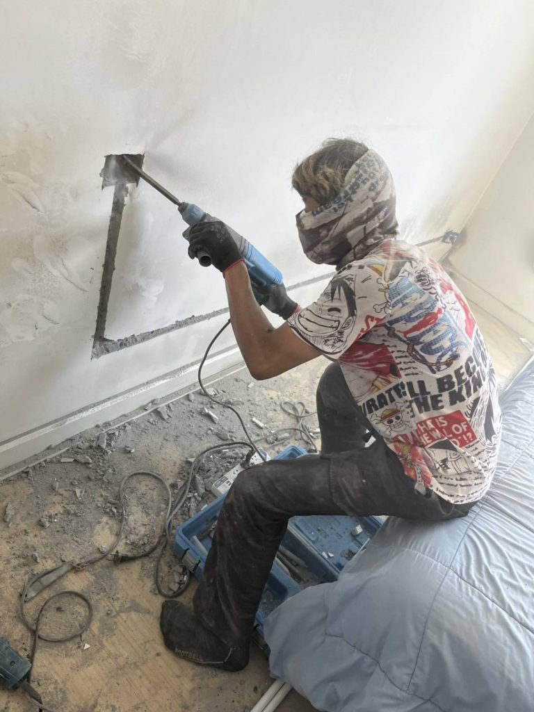 กรีดปูนฝังท่อสายไฟ