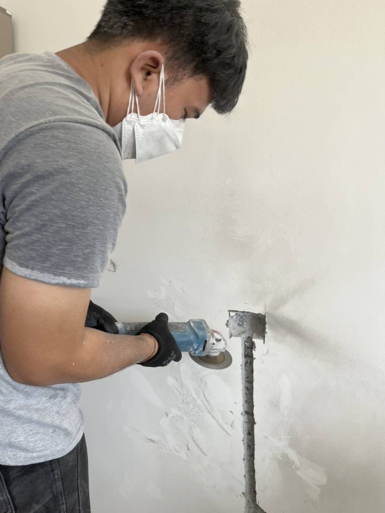 กรีดปูนฝังท่อสายไฟ