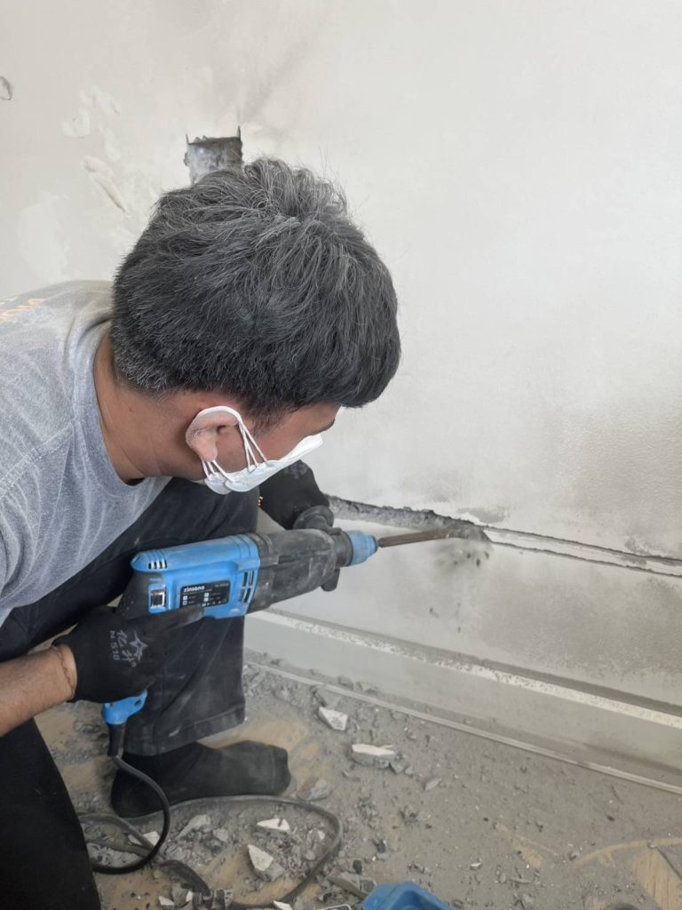 กรีดปูนฝังท่อสายไฟ