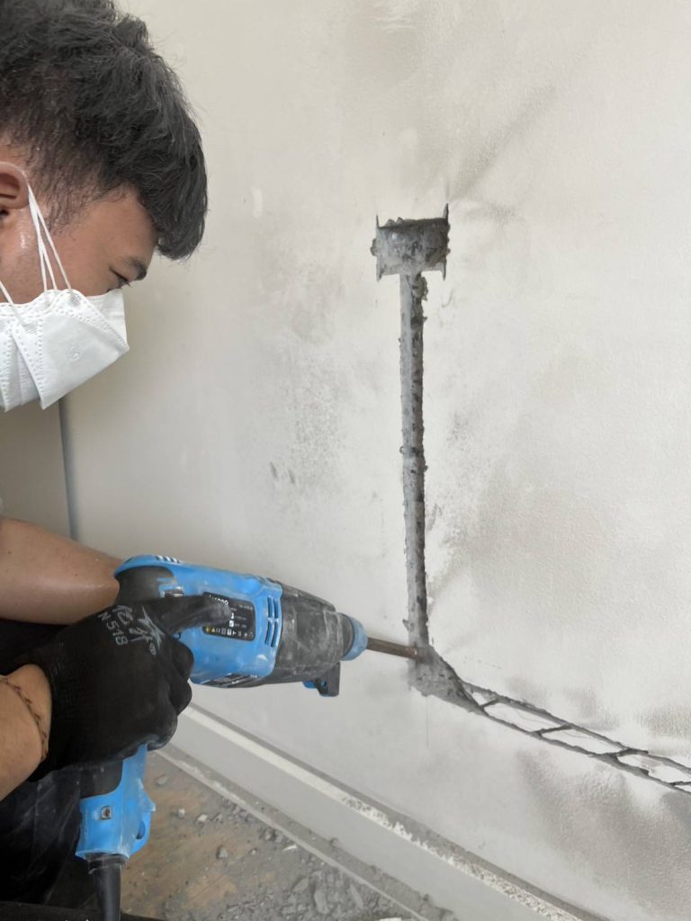 กรีดปูนฝังท่อสายไฟ