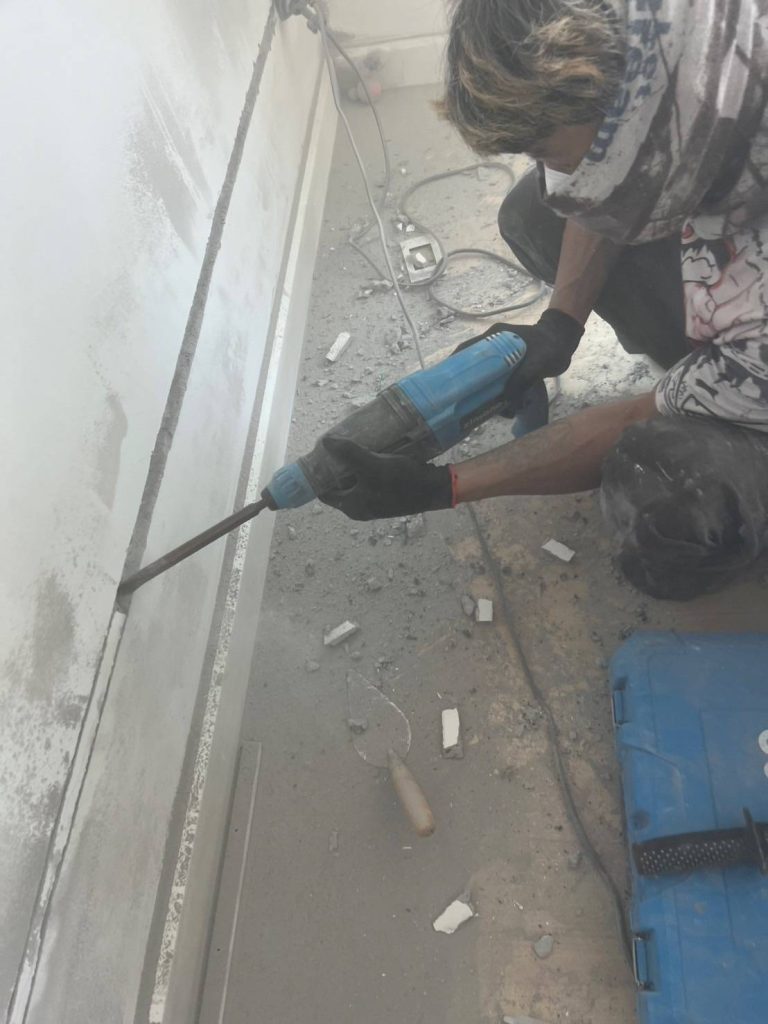 กรีดปูนฝังท่อสายไฟ