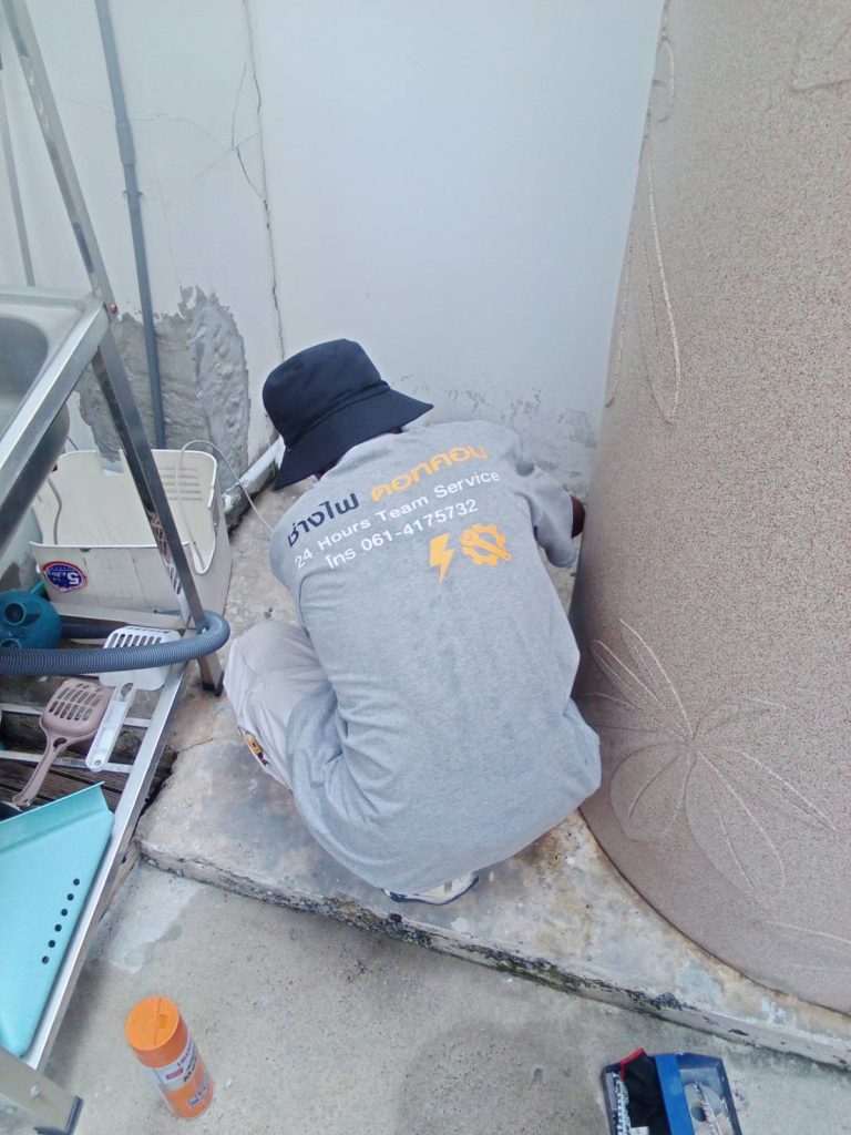 ช่างกำลังตรวจเช็กปั๊มน้ำ